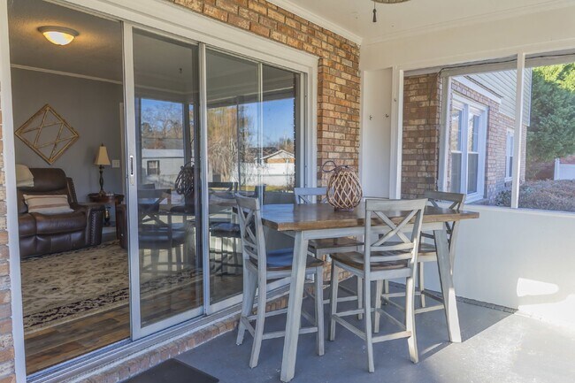 Foto del edificio - Spacious Stay for Crews | 4BR + Parking + ...