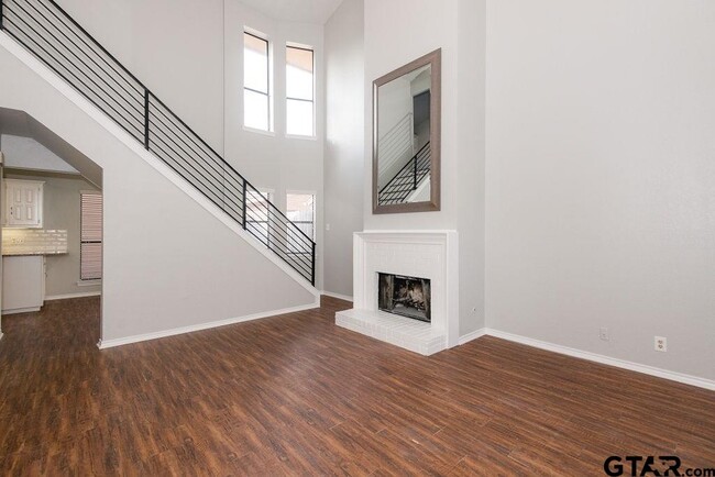 Foto del edificio - 5917 Hollytree Dr