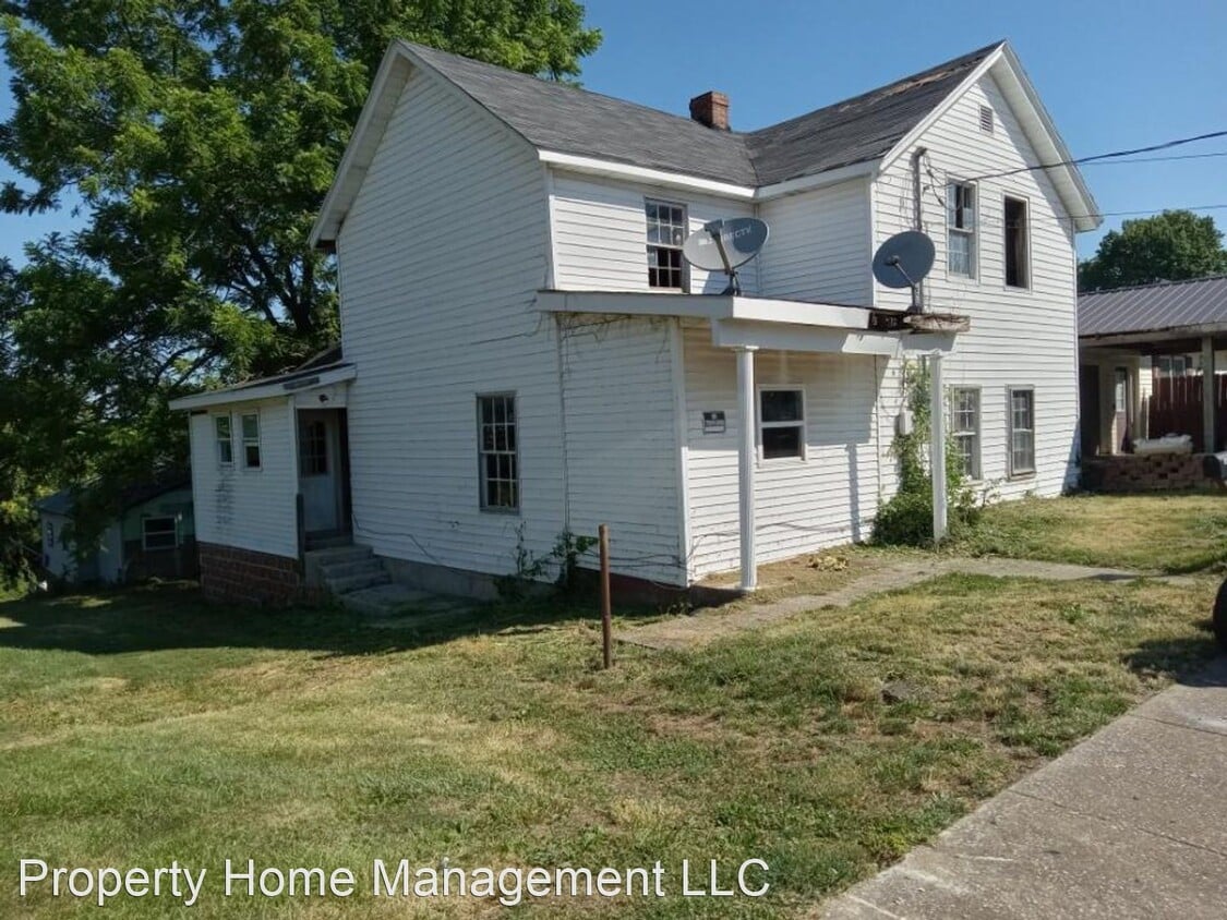 5 br, 2 bath House 627 Chestnut St. House Rental in Chester, IL
