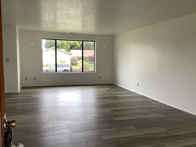 Building Photo - 2109