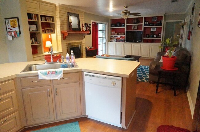 Building Photo - Freshly painted & new flooring 5/2.5, 2,58...