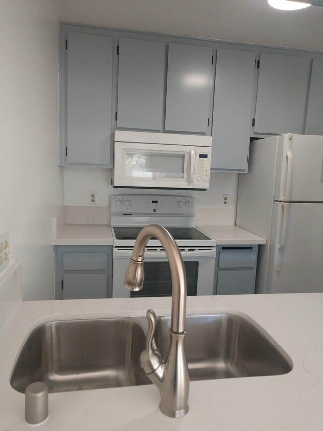 Building Photo - 8036 Linda Vista Rd