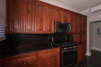 Building Photo - Fairfield Tudor At Hewlett