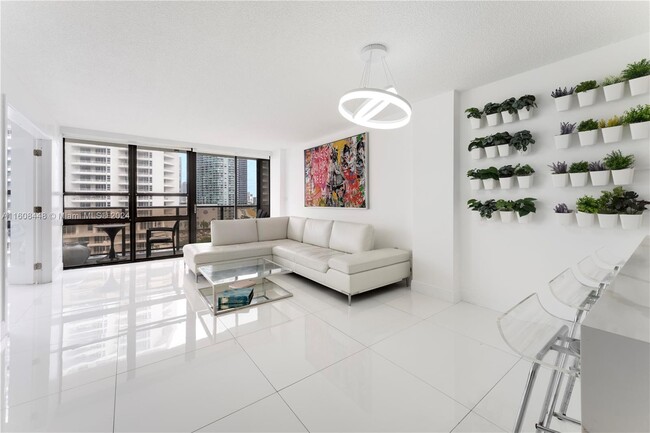Foto del edificio - 600 NE 36th St