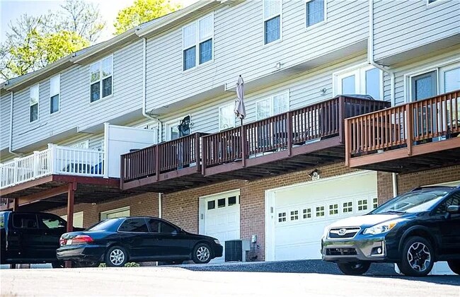 Building Photo - 113 Coachside Dr