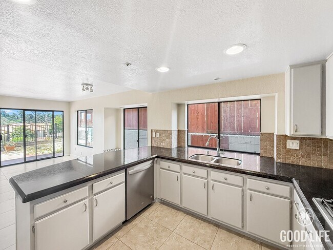 Building Photo - Beautiful 4B/2.5BA House in Vista w/ Attac...