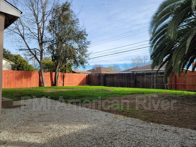 Building Photo - 2700 Northview Dr
