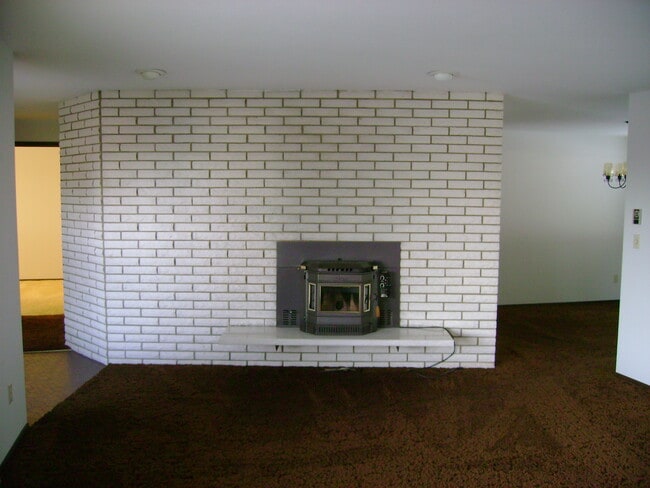 Building Photo - 1420 W 10th St