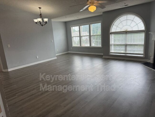 Foto del edificio - 6109 Hedgecock Cir