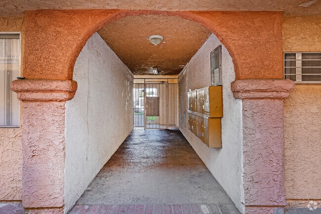 Entrada - 13354 Vanowen St