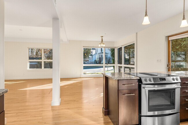 Building Photo - 677 Dennett St