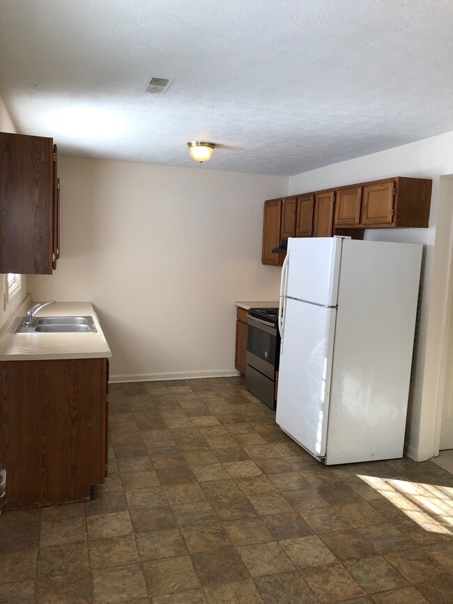 Kitchen - 215 McDaniel Ave