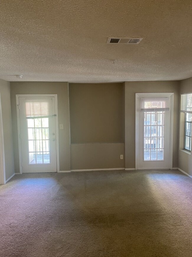 Large 2 bedroom 2 bath Condo - Large 2 bedroom 2 bath Condo