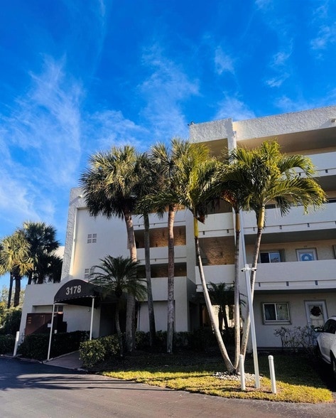 Photo - 3178 Via Poinciana Apartment