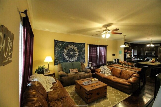 Foto del edificio - Spacious 4 Bed, 3 Bath in Horse Haven!