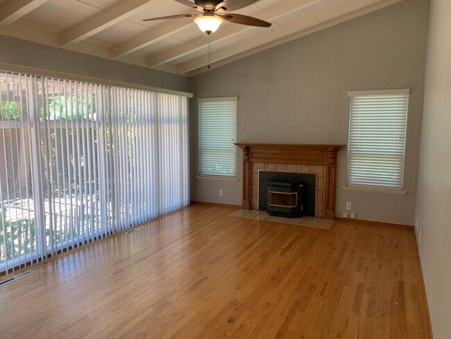 Foto del edificio - Spacious 4 Bedroom 2 Bath Santa Clara Home...