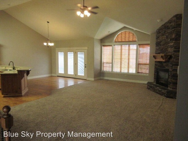 Building Photo - 652 Eaglewood Dr