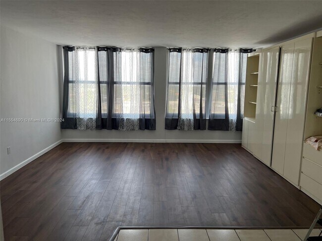 Building Photo - 2899 Collins Ave