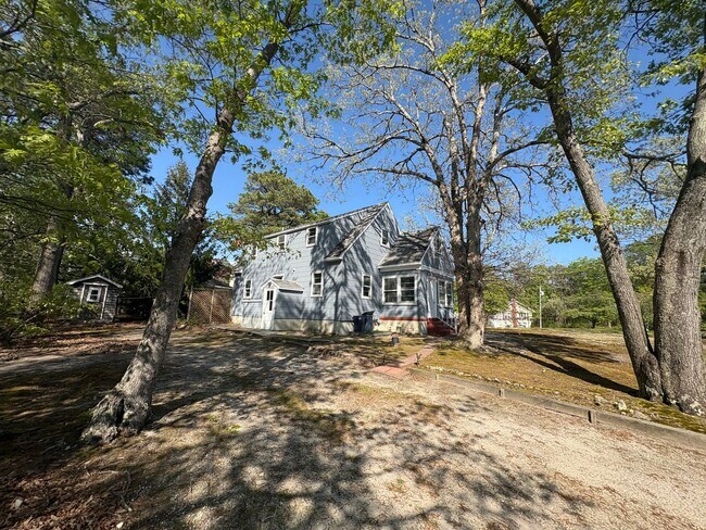 Building Photo - Charming Barnegat Retreat – Cozy 3-Bed Hom...