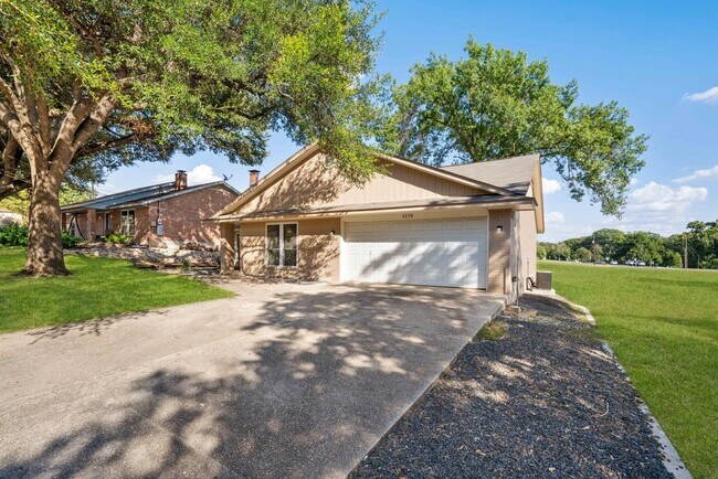 Building Photo - Charming 3-Bed Home with Fireplace & Garage in New Braunfels – 1,505 Sq Ft of Comfort