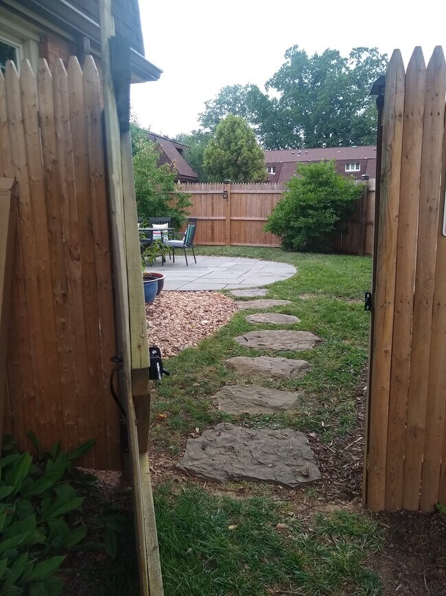 Puerta lateral - 242 S Virginia Ave