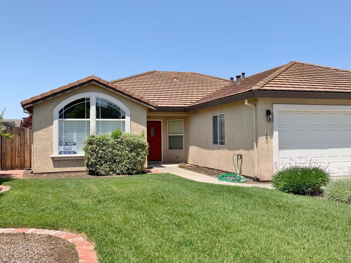 Primary Photo - 4 Bedroom Home in Hollister