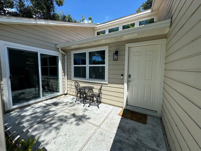 Foto del edificio - Beautiful 2-Bed/2-Bath Lake Sarasota Home ...