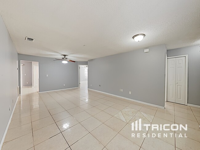 Foto del edificio - 1221 Regal Ridge Dr