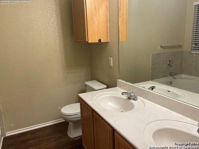 Foto del edificio - 3 Bedrooms and 2 Bathrooms located in Laur...