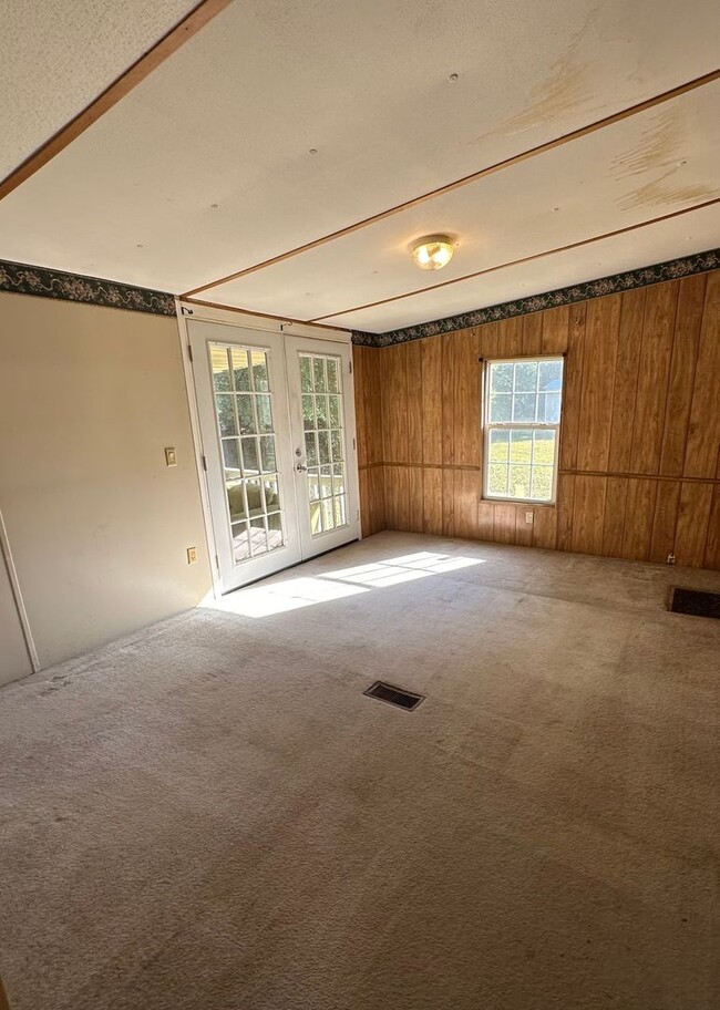 Building Photo - Large 3 bedroom, 2 bath mobile home, $950,...