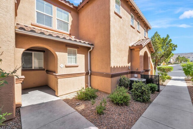 Building Photo - Stylish Hillside Townhome with Scenic Views in Gated Henderson Community!