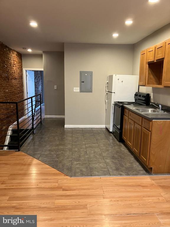 Primary Photo - 2131 E Tioga St