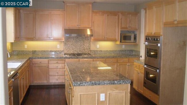 Building Photo - 626 Karina Ct