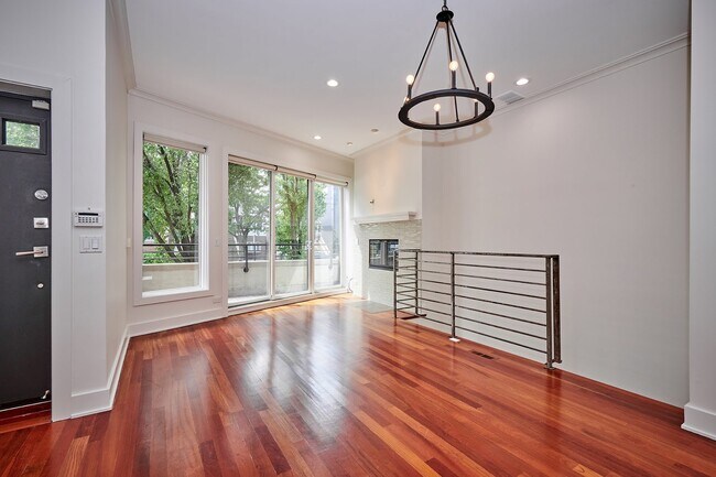 Building Photo - 1360 W Hubbard St