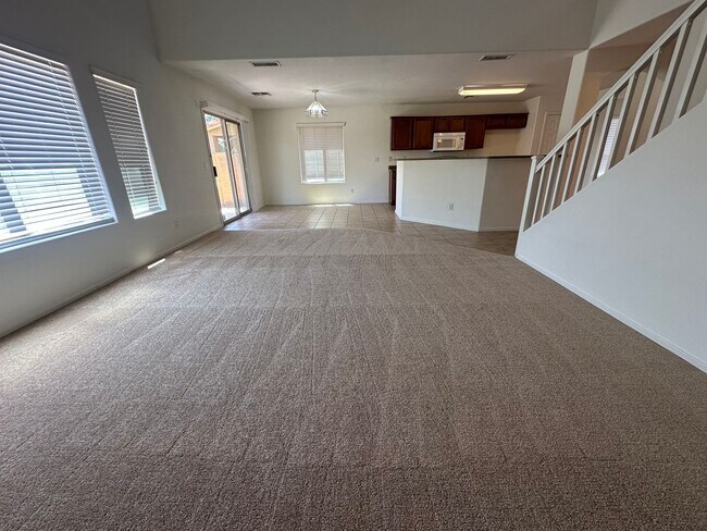 Foto del edificio - Two story 5 bedroom plus den & work statio...