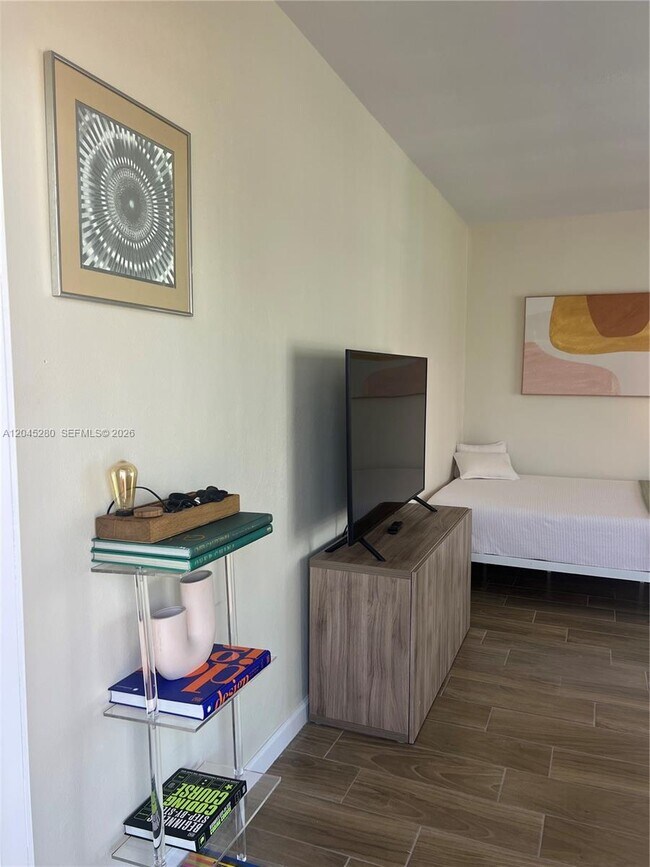 Foto del edificio - 7720 Harding Ave