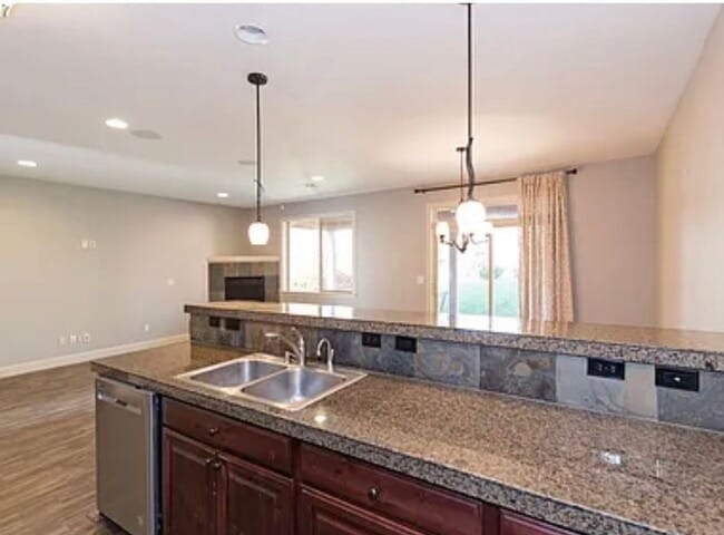 Building Photo - Wonderful Sandy home available now!