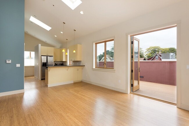 Building Photo - Available Unit In The Heart Of Elmwood!