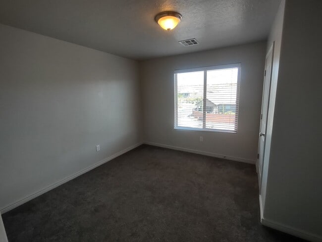 Building Photo - Spacious 4 Bedroom Home!