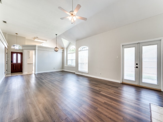 Building Photo - 10005 Burgundy Dr