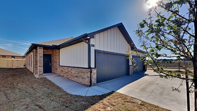 Building Photo - Luxury 3 Bedroom 2 Bathroom Duplex in Piedmont Schools with Neighborhood Park/Basketball Court (L...