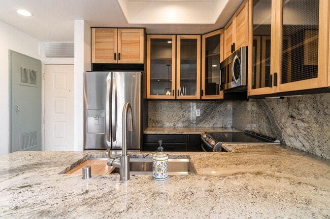 Building Photo - Beautiful 1 bedroom, 1 bath condo in La Jolla