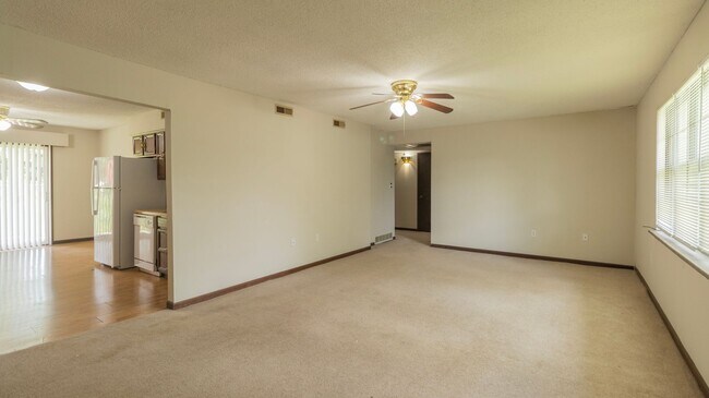 Foto del edificio - 613-615 Pear Tree Circle