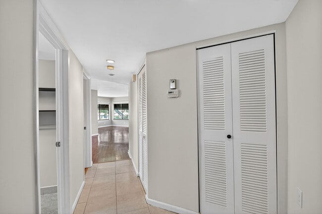 Building Photo - 5040 Rose Hill Dr