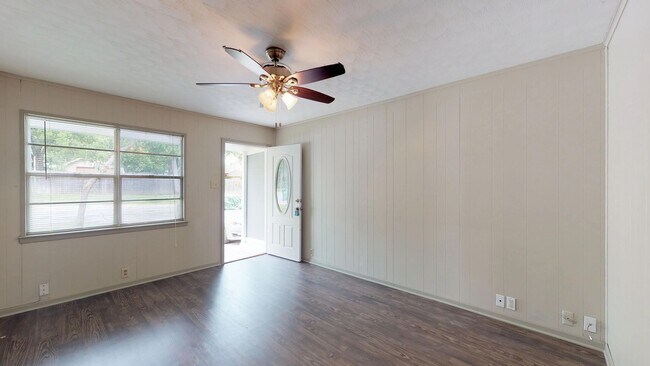 Foto del edificio - 3 Bedroom/1 Bath/2 Car Garage- Home