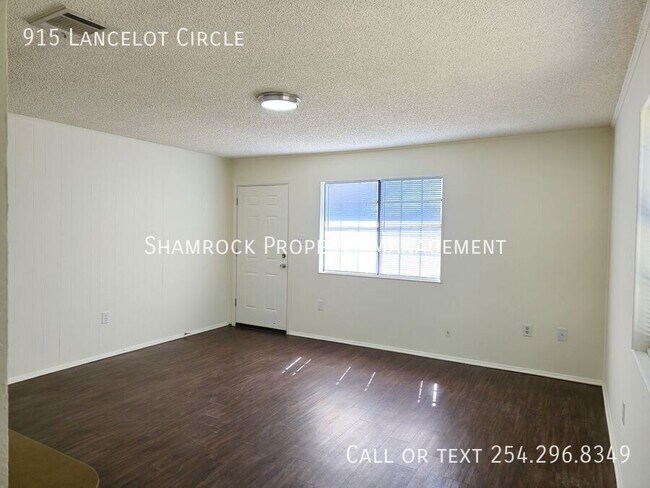 Foto del edificio - Midway ISD flat unit in great location.