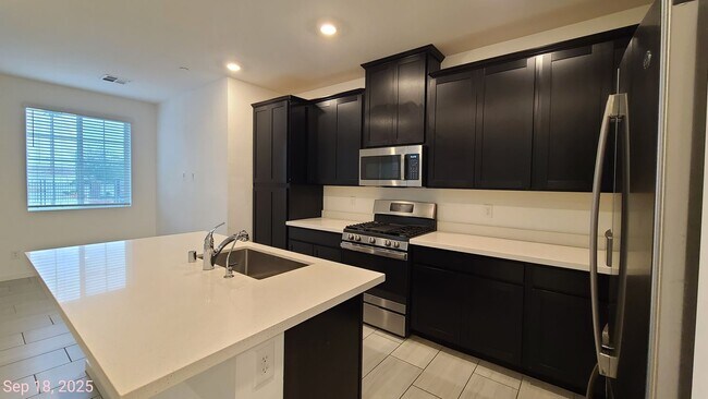 Building Photo - 3 Bedroom 3 Bath Townhouse