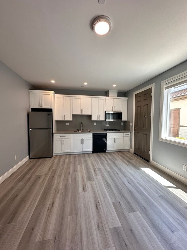Foto del edificio - Attached separate first floor 1-bedroom, 1...