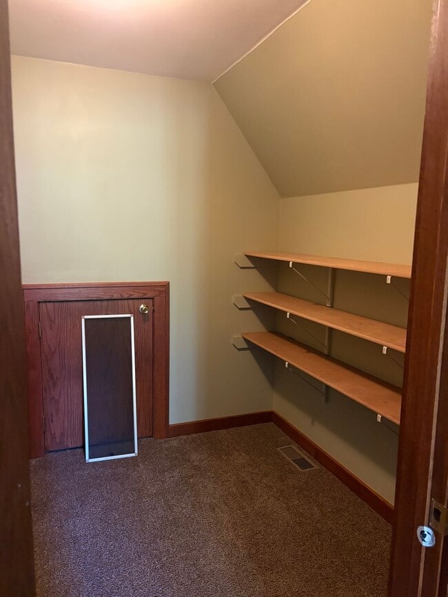 Building Photo - Large 4 bedroom Home for Rent