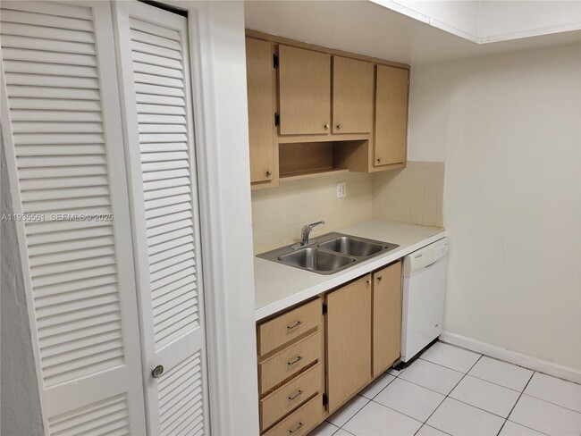 Foto del edificio - 7101 NW 24th St